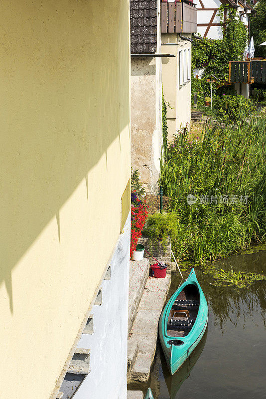 德国巴伐利亚州Donau-Ries区，带有独木舟Harburg (Swabian)的村庄房屋